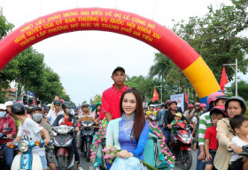 Dàn người đẹp Việt diện Áo dài diễu hành xích lô quanh thành phố Hà Tiên