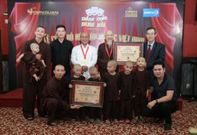 5 chú tiểu nhóm Bồng Lai của ‘Thách thức danh hài’ xác lập Kỷ lục Việt Nam