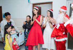 Hóa ‘công chúa Noel’, Hoa hậu Tiểu Vy và Á hậu Thúy An trao quà Giáng sinh cho  trẻ em nghèo