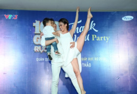 Xuân Thảo – Đình Lộc tái hiện vũ kịch cùng con trai trong tiệc mừng chiến thắng