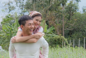 Song Luân lãng mạn cõng ‘hotgirl lai Pháp’ Dương Minh Ngọc đi giữa vườn hoa