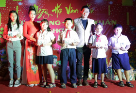 Dàn sao Việt tất bật chăm lo tết cho người dân nghèo ở quận 12