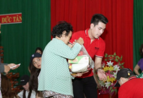 Hoàng Phi Kha tổ chức ca nhạc và trao quà từ thiện cho bà con Bình Thuận đón tết sớm