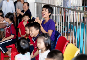 H’Hen Niê, Hoàng Thùy, Mâu Thủy gác việc riêng, tích cực tham gia công tác thiện nguyện