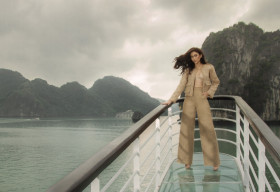 Mâu Thủy khoe dáng trên du thuyền triệu đô giữa Vịnh Hạ Long
