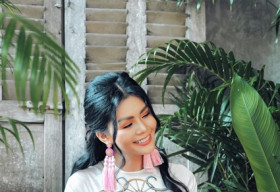 Hoa hậu Kim Nguyên lạ lẫm sắc xuân với áo dài họa tiết khăn lụa