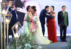 Hòa Minzy cùng dàn sao Việt nhộn nhịp đến chúc mừng Võ Hạ Trâm ‘lên xe hoa’