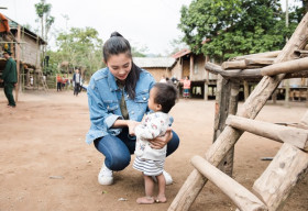 Hoa hậu Tiểu Vy trở lại trao quà tết cho bà con bản Nịu