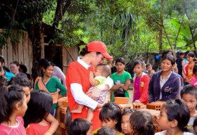 Hoa hậu Kim Nguyễn tiếp tục hành trình thiện nguyện ngày đầu xuân