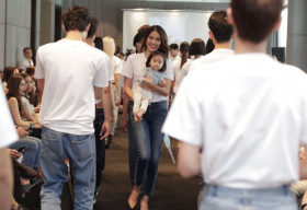 Lan Khuê ẵm em bé catwalk ấn tượng trong chương trình thiện nguyện