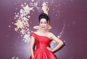 Trịnh Kim Chi diện váy đỏ quyền lực ngồi ghế giám khảo cuộc thi doanh nhân
