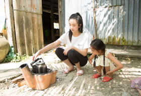 Á hậu Thuý An tự tay vào bếp chuẩn bị buổi trưa cho hai bà cháu cô bé hở hàm ếch ở Bạc Liêu