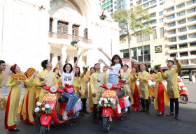 Ngọc Trinh và Diệu Nhi ‘đại náo’ đường phố cùng đoàn rước dâu hoành tráng