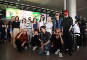 Z-Boys, Z-Girls ‘đốn tim’ fan Việt ngay lần đầu xuất hiện tại sân bay Việt Nam