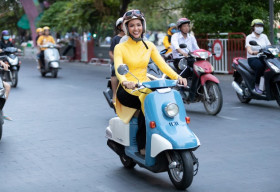 H’Hen Niê gây bất ngờ khi mặc áo dài, chạy xe máy đến sự kiện