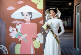 Hoa hậu H’Hen Niê ngẫu hứng với áo dài Việt Nam