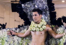 Á vương Hoàng Phi Kha khoe body nóng bỏng trong show diễn triển lãm hoa quốc tế