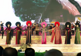 Tinh hoa Đại ngàn của NTK Việt Hùng lộng lẫy trong đêm khai mạc Lễ hội Cà phê