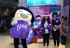 Hàng ngàn khán giả Hà Nội thích thú khi nhận được quà tặng bất ngờ từ YouPy