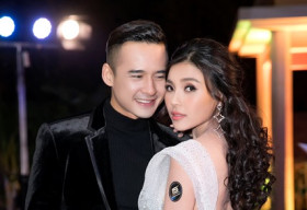 Thuý Diễm diện áo xẻ ngực sâu, sexy hết mức bên ông xã lịch lãm