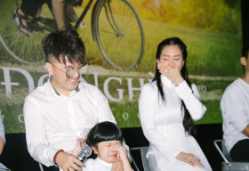 Bà xã Dương Ngọc Thái bật khóc khi xem MV Đò Nghèo của chồng