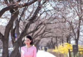 Hoa hậu Hà Kiều Anh rạng rỡ dẫn con gái cưng đi Hàn ngắm hoa anh đào
