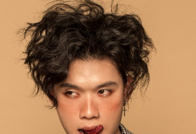 Quang Trung lạ lẫm với tóc xoăn tít, má tàn nhang sau chuyến đi Mỹ mừng sinh nhật