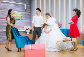Chồng Bình Tinh bất ngờ tặng váy cưới cho vợ giữa trường quay