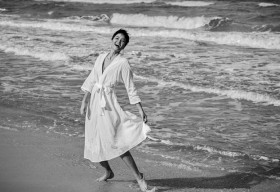 H’Hen Niê thăng hoa cảm xúc giữa biển khơi trong bộ ảnh ngẫu hứng