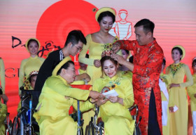 Thí sinh Ngọc Hồng đoạt vương miện Duyên dáng Áo dài dành cho Người khuyết tật 2019