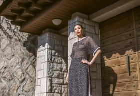 Hoa hậu Hà Kiều Anh khoe dáng giữa phố cổ Hàn Quốc