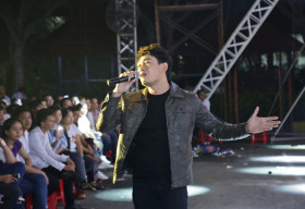 Hàng ngàn công nhân Bình Dương hào hứng với tiếng hát của diễn viên Trương Minh Quốc Thái 