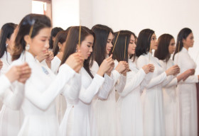 Dàn thí sinh chung khảo khu vực miền nam Miss World Việt Nam thướt tha áo dài trắng dâng hương tại Bến Nhà Rồng