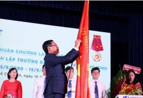 Trường Đại học Mở TP.HCM nhận Huân chương Lao động hạng Nhì