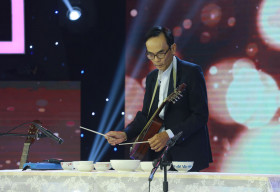 Người đàn ông 62 tuổi khoe tuyệt kĩ ‘đàn chén’ ở Mãi Mãi Thanh Xuân