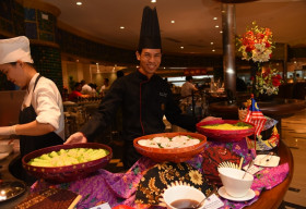 Tưng bừng Lễ hội Ẩm thực và Sản phẩm Malaysia tại Khách sạn Windsor Plaza