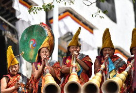 Nghi lễ mở tranh Thangka tại Tây Tạng