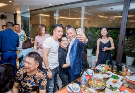 Việt Anh xuất hiện với ngoại hình khác lạ trong tiệc sinh nhật ông bầu Quang Cường