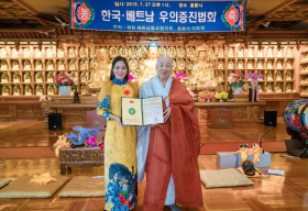 Hoa hậu Nguyễn Thị Thùy nhận bằng Tuyên dương công đức tại Hàn Quốc