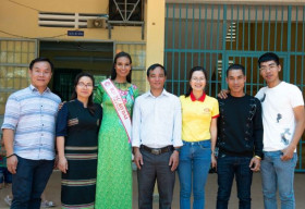 NTK Việt Hùng và người đẹp H’ Ăng Niê mang áo dài dành tặng các cô giáo ở Lâm Đồng