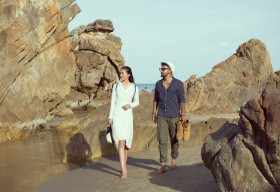 Diện đầm trắng thanh khiết, hoa hậu Tiểu Vy đẹp ngẩn ngơ dạo biển cùng trai Tây