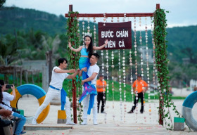 Mẫu nhí hóa nàng tiên cá sải bước tự tin trên bãi biển