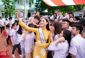 Tân hoa hậu Lương Thùy Linh về thăm trường cũ, trao học bổng cho học sinh nghèo