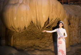 Hoa hậu Lương Thùy Linh diện áo dài thả dáng giữa quê hương Cao Bằng