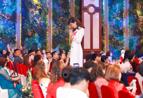 Hoa hậu Hồ Oanh Yến rạng rỡ đảm nhiệm vị trí vedette BST áo dài ‘Đoá hồng tặng mẹ’