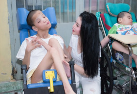 Hoa hậu Janny Thủy Trần vượt mưa bão đến thăm các em nhỏ chùa Kỳ Quang 2