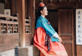 Nguyễn Thị Thùy khoe dáng với trang phục truyền thống Hàn Quốc