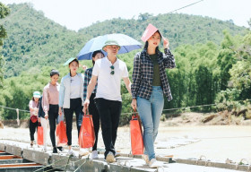 Top 3 Miss World Việt Nam vượt đường sạt lở về Thanh Hóa hỗ trợ người dân gặp bão lũ