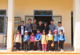NTK Việt Hùng và người đẹp H’ Ăng Niê mang áo dài dành tặng các cô giáo ở Đắk Nông