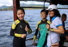 Hoa hậu nhí thanh lịch Bella và anh trai Oscar hào hứng tham gia lặn biển dọn rác
